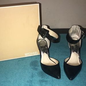 Michael Kors Black Leather Brinkley Ankle-8M